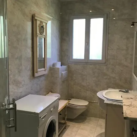 Eden Roc Apartment *